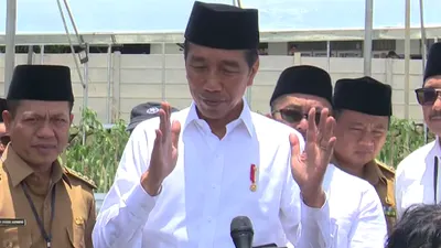 Presiden Jokowi memberikan keterangan pers soal putusan PN Jakpus di sela-sela kunjungan ke Pondok Pesantren Al-Ittifaq, Bandung, Jawa Barat, Senin, 6 Maret 2023.
