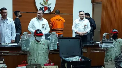 Komisi Pemberantasan Korupsi (KPK) hadirkan tersangka Rafael Alun Trisambodo beserta barang bukti yang disita dalam jumpa pers di Gedung Merah Putih KPK, Jakarta Selatan, Senin (3/4)