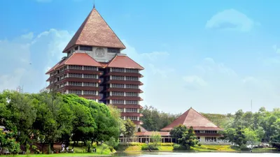 Universitas Indonesia (UI) di Kota Depok, Jawa Barat. Ada beberapa universitas yang menawarkan biaya pendidikan yang sangat murah dengan jalur Uang Kuliah Tunggal (UKT).