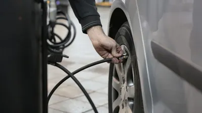 Namun, apakah mengisi angin ban kendaraan dengan nitrogen memiliki keuntungan yang signifikan? Mari ketahui kekurangan dan kelebihannya.