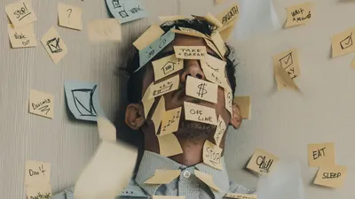 Ada tanda-tanda kelelahan mental yang perlu diwaspadai serta beberapa cara untuk mengatasi dan mengurangi kelelahan mental.