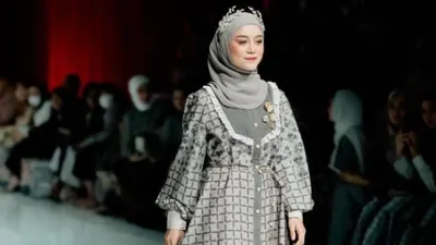 Lesti Kejora memamerkan koleksi terbaru Zaskia Sungkar di RETURN Ramadhan Show 2023.