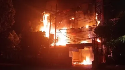 Gedung perbelanjaan Malang Plaza dilahap si jago merah, di Jalan Kyai Agus Salim, Kecamatan Klojen, Kota Malang pada Selasa, 2 Mei 2023.