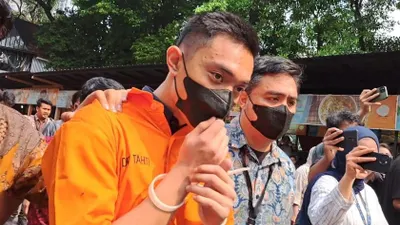 Bererar sebuah video yang menampilkan terdakwa penganiayaan, Mario Dandy Satriyo yang meminta maaf kepada korban dan keluarganya, David Ozora dengan gestur cengengesan.