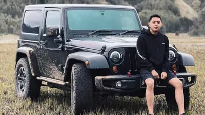 Mario Dandy pose bersama Jeep Robicon
