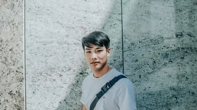 Memilih gaya rambut yang cocok untuk cowok dengan tubuh pendek adalah hal yang penting untuk memberikan kesan yang lebih proporsional.