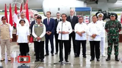 Menteri Luar Negeri (Menlu) Retno Marsudi memang sering menyita perhatian publik, kini terlihat memakai sepatu beda warna sebelah.
