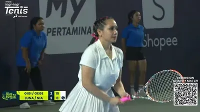 Nagita Slavina tertangkap kamera mencuri-curi waktu di sela tanding tenis untuk touch up makeup, curi perhatian netizen.