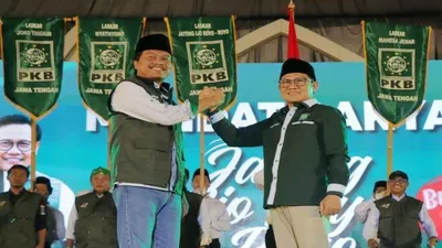 Ketua Umum DPP PKB Dr H Abdul Muhaimin Iskandar MSi mengukuhkan Laskar Ijo Royo-royo yang dipimpin Ketua DPW PKB Jateng KH M Yusuf Chudlori dalam &quot;Mandat Rakyat untuk Jateng Ijo Royo-royo&quot; di Kota Semarang. (foto dok DPW PKB Jateng)