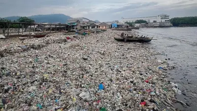 Pandawara Group ajak masyarakat bersihkan gunungan sampah yang tersebar di Pantai Jalan Ikan Selar, Lampung. 