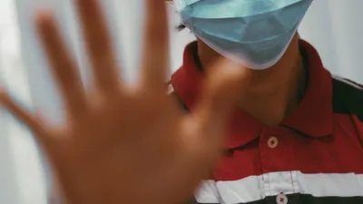 Pasien rabies takut air atau hidrofobia karena rasa sakit luar biasa pada penderitanya ketika penderita menelan cairan dan air liur.