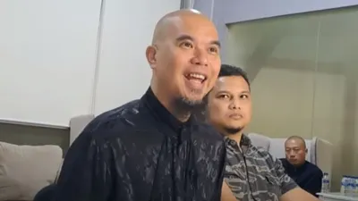 Penyanyi sekaligus penulis lagu Ahmad Dhani melarang keras Once Mekel untuk tidak membawakan lagu Dewa 19 dalam konser.