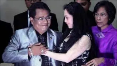 Potret kemesraan Hotman Paris bersama Meriam Bellina.(Suara.com)