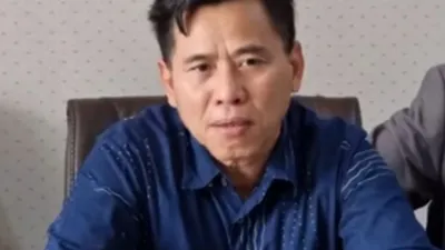 Nama Riang Prasetya sebagai Ketua RT di Pluit terus menjadi sorotan usai memprotes pemilik ruko yang mencaplok bahu jalan.