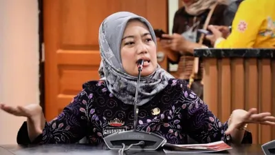 Wakil Gubernur (Wagub) Lampung Chusnunia Chalim baru-baru ini menghebohkan publik usai memberikan klarifikasi terkait jalanan Lampung yang menjadi sorotan.