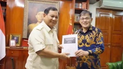 Politikus PDI Perjuangan Budiman Sudjatmiko menyambangi Prabowo Subianto di kediamannya di Kertanegara, Kebayoran Baru, Jakarta Selatan, Selasa (18/7/2023) malam. (Istimewa)