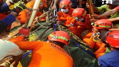 Proses Pemakaman Fajri oleh Petugas