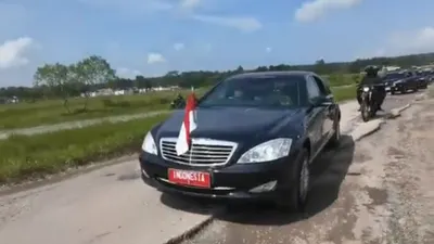 Mobil RI 1 Presiden Joko Widodo melintas di jalan rusak Lampung