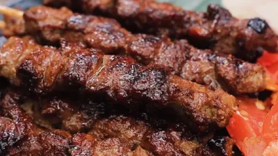 Resep lengkap sate maranggi ala Masterchef Devina Hermawan, dijamin empuk dan bikin ketagihan, dilansir dari kanal YouTube pribadinya.