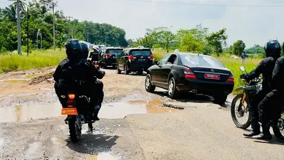Rombongan Presiden Jokowi berjalan zigzag melewati jalanan rusak di Lampung