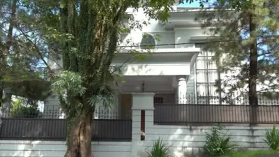 Tampak samping rumah mewah Pejabat Pajak Rafael Alun Trisambodo di Manado