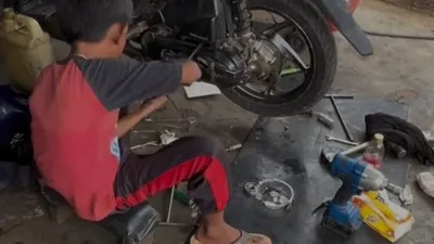  Anak Ini Pilih Bekerja di Bengkel