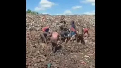 Potret Warga Ambil Daging Import dari TPS