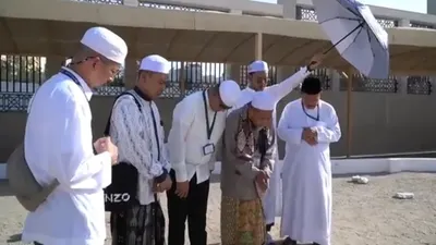 Anies Baswedan Berziarah ke makam Mbah Moen atau KH Maimoen Zubair