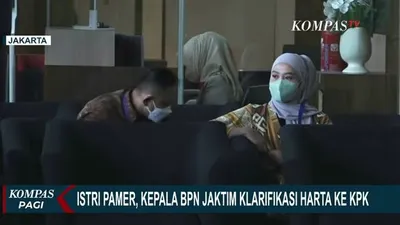 Kepala BPN Jaktim Sudarman Harjasaputra dan istrinya