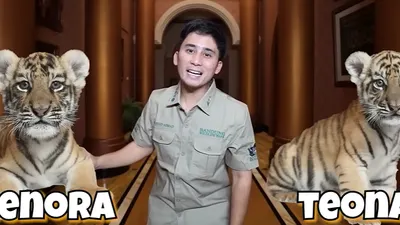 Alshad Ahmad bersama anak harimau bernama Cenora dan Teona.