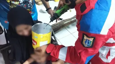 Damkar erpaksa turun tangan menolong pasca kejadian kaleng biskuit nyangkut di kepala bocah