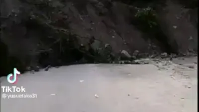 Masyarakat Kabupaten Kupang, Nusa Tenggara Timur (NTT) dikejutkan dengan fenomena alam gunung yang berpindah menutupi badan jalan.