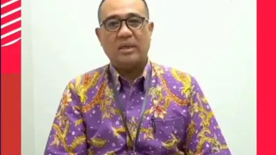 Tiba di KPK Penuhi Panggilan Terkait Harta Rp56 Miliar, Rafael Alun Trisambodo Duduk Sambil Pegang Kepala