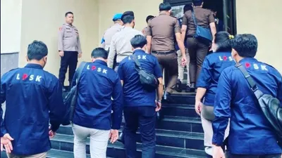 Para anggota LPSK yang sedang menuju ruang sidang.(Tangkap Layar Instagram @edwinpartogi)