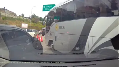 Bus BPK RI Terciduk Serobot Antrean di Jalan Tol