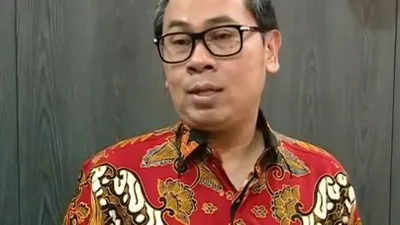 Stafsus Kemenkeu, Yustinus Prastowo meminta untuk melihat sisi baik dari Dirjen Pajak, Suryo Utomo yang ramai-ramai diminta turun.