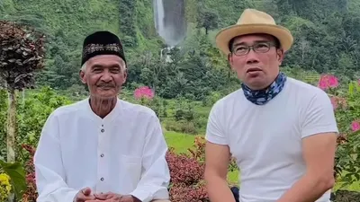 Sebagai Gubernur Jawa Barat, Ridwan Kamil sempatkan diri berkunjung ke rumah Abah Ajang di Cianjur dengan pemandangan indah.