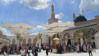 Sebuah masjid di Blitar, Jawa Timur mendadak viral lantaran disebut mirip tampilannya dengan Masjid Nabawi yang ada di Madinah, Arab Saudi.