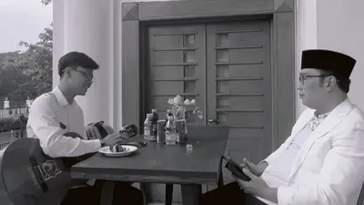 Guru ASN Pangandaran, Husein Ali Rafsanjani (kiri), menunjukkan keahliannya bermain musik di depan Gubernur Jawa Barat, Ridwan Kamil.