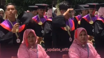 Viral Anak yang Lindungi Ibunya dari Terik Matahari