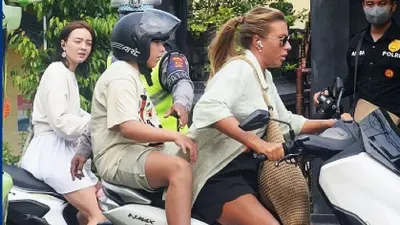 Ilustrasi Bule di Bali naik Motor