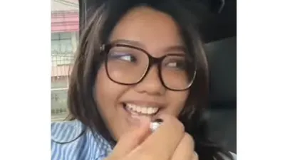 Terdapat video Trisha Eungelica saat sedang berada di dalam mobil nampak tersenyum dan sesekali merias bibirnya dengan lipstik.
