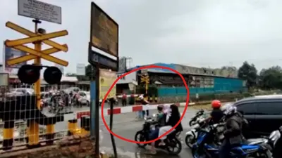 Viral emak-emak terobos palang rel kereta api di Cikampek