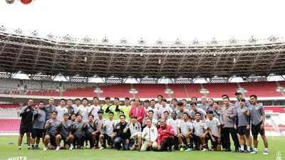 Presiden Jokowi foto bersama pemain dan ofisial timnas Indonesia U-20 di SUGBK