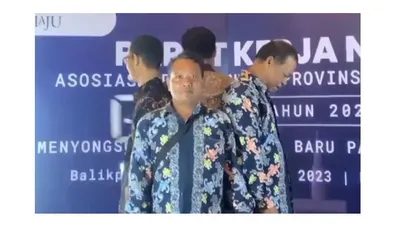 Viral video bapak-bapak mati gaya di depan kamera