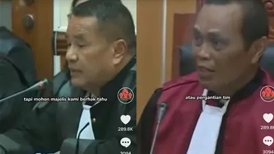 Hotman Paris dan hakim Jon Sarman Saragih di sidang kasus Teddy Minahasa
