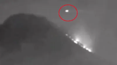 Cahaya Misterius Melintas di Atas Gunung Merapi