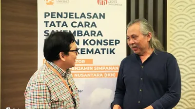 Plt. Direktur Eksekutif Sumber Daya Manusia dan Administrasi LPS Rudi Rahman sedang berbincang dengan Pengurus Nasional Badan Sayembara dan Penghargaan Ikatan Arsitek Indonesia Rachmad Widodo di sela acara Penjelasan Tata Cara Sayembara Desain Gedung LPS di IKN.