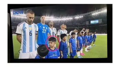 Jan Ethes jadi Player Escort Kiper Argentina Emiliano Martinez