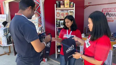 Pengenalan platform PaDi UMKM dari Leap-Telkom Digital oleh tim product kepada pelaku UMKM pada ajang F1H2O.